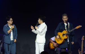 ▲iClor愛客樂邱廉欽（左）與戴陽（右）演唱。（圖／品牌提供）