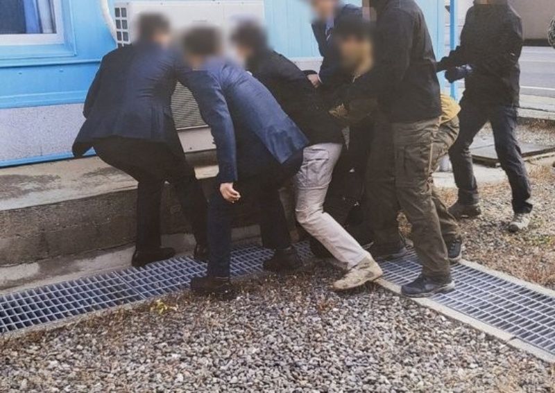 ▲脫北漁民疑似不願被遣返而暈倒。(圖/翻攝自中央日報)