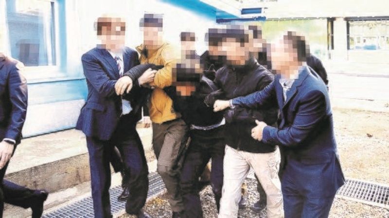 ▲北韓漁民被帶往兩韓軍事分界線。(圖/翻攝自中央日報)