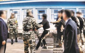 被爆強制遣返脫北者！掙扎照片曝　韓國前政府面臨調查
