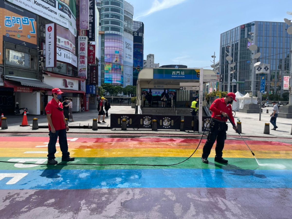 ▲小英之友會清洗彩虹地景，象徵西門町商圈疫後再生。（圖／吳沛憶辦公室提供）