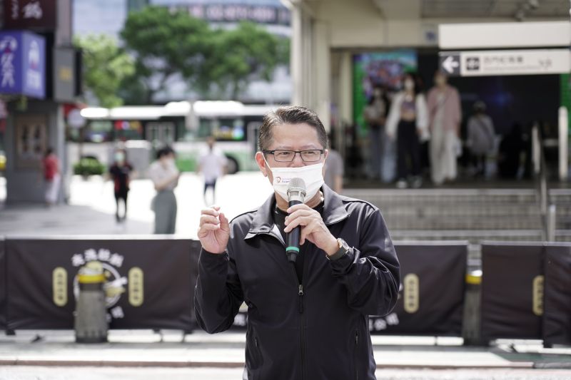 ▲台北市小英之友會總會長陳茂仁表示，清洗彩虹，代表後疫情時代，西門商圈一定能振興再生。（圖／吳沛憶辦公室提供）