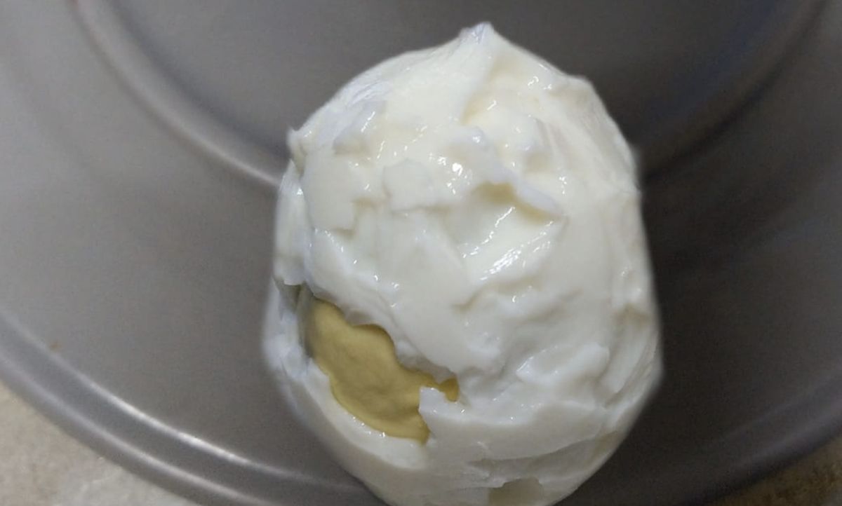 ▲水煮蛋煮好之後，每次剝殼時，蛋白跟蛋殼都會黏在一起，導致剝好的水煮蛋支離破碎。（圖/我住在台南安南區）