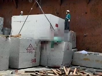 花蓮港恐怖意外！疑鋼繩突斷裂　工人慘遭33噸巨石重壓亡
