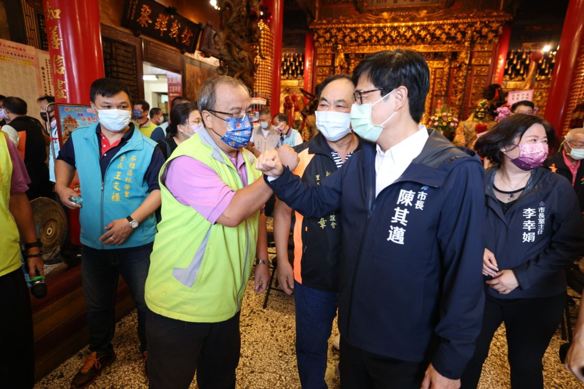 ▲高雄市長陳其邁今（16）早前往大港埔鼓壽宮參香，受到立場偏藍的廟方主委蔡瑞彬熱烈歡迎。（圖／翻攝畫面）
