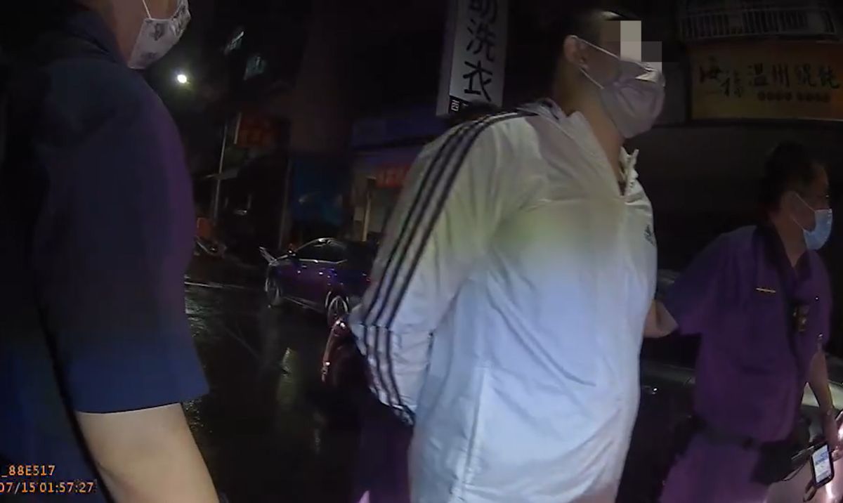 ▲身揹「四條通」的柯男從南投逃到高雄投靠友人，卻在雨夜中忘記開大燈遭執行快打勤務的內惟員警盯上， 當場上銬逮捕解送歸案。(圖／記者郭凱杰翻攝）