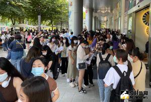 ▲一大早樓下就擠滿粉絲。(圖/記者葉政勳攝) ▲一大早樓下就擠滿粉絲。(圖/記者葉政勳攝)