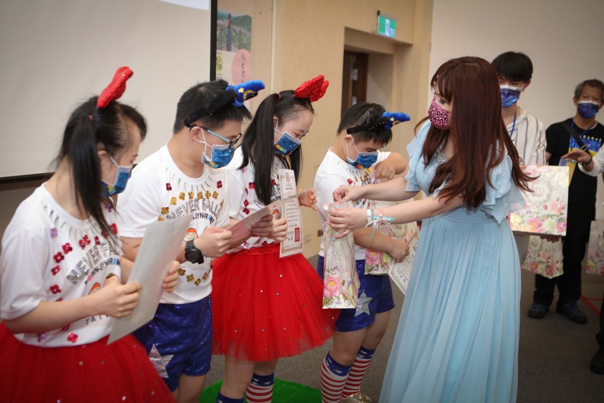 ▲公益女王林鳳公益書「看見台灣永續力量」分享會，邀請唐寶寶表演舞蹈及創作愛心畫展，暖行見證善循環。（圖／林鳳提供）