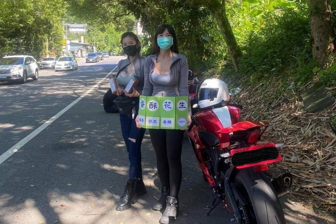 ▲重機辣妹在路邊賣花生，引發眾多網友熱議，本人也親切還原當天真相。（圖／翻攝自《騎車環島趣》FB）