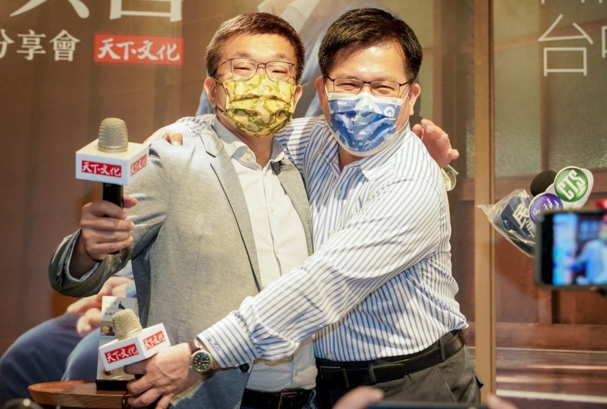 ▲媒體要求兩人重現深情擁抱場景，但蔡其昌只願搭肩，還自嘲剛剛「像在抱老婆」（圖／蔡其昌辦公室提供，2022.07.16）