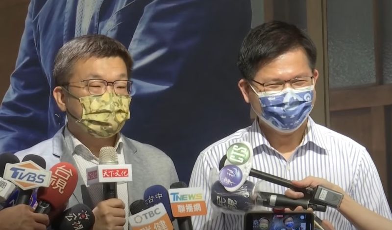 ▲聽到蔡其昌以「活棋」形容自己，林佳龍忍不住笑了。（圖／蔡其昌辦公室提供，2022.07.16）