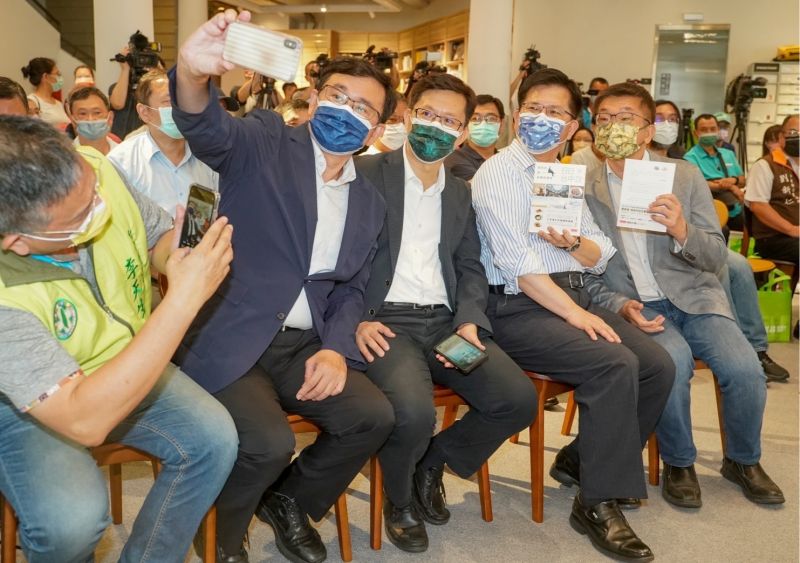 ▲蔡其昌新書發表會氣氛輕鬆，綠營男立委們和林佳龍自拍合影。（圖／蔡其昌辦公室提供，2022.07.16）