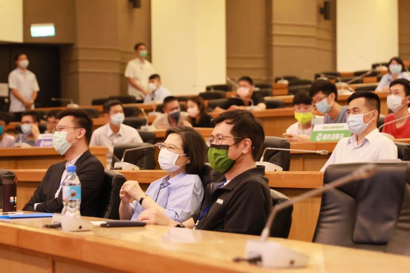 ▲蔡英文與民進黨副秘書長林飛帆、國際部主任羅致政等人一同觀賽。（圖／民進黨提供）