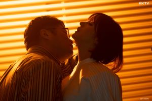 ▲劇中,松本若菜(右)色誘上司,在辦公室連結。(圖/KKTV) ▲劇中,松本若菜(右)色誘上司,在辦公室連結。(圖/KKTV)