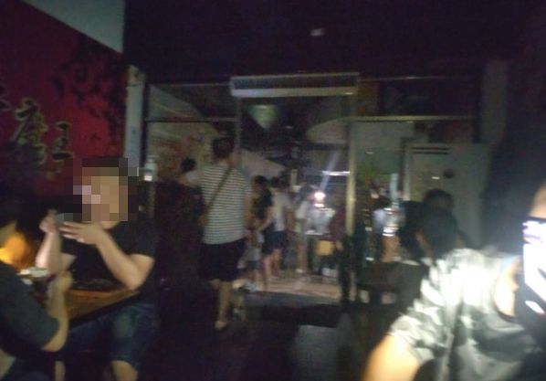 饒河夜市大停電!遊客無奈用手電筒照明 摸黑用餐、逛街