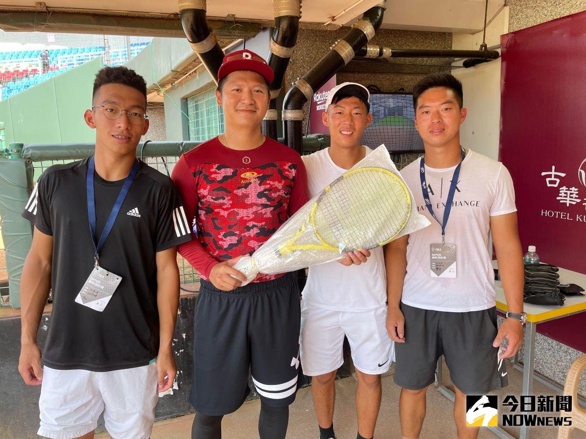 ▲鄉長陳禹勳選民服務，跟夜市球王曾俊欣相見歡。（圖／吳政紘攝）