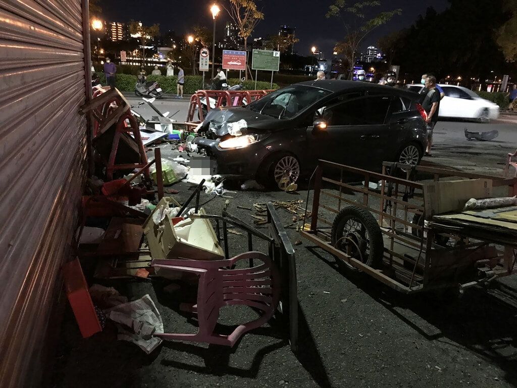 ▲高雄市左營區蓮潭路15日晚間發生死亡車禍，造成附近天府宮廣場烤肉攤老闆傷重不治，事故現場一片狼藉。高雄市左營警分局晚間說明事故原因及處理過程，並強調並非飆車肇禍。（民眾提供）中央社記者曾以寧傳真 111年7月16日