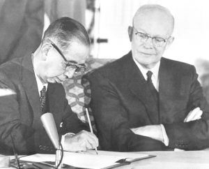 ▲日本前首相、安倍晉三外公岸信介，簽署美日安保條約。（圖／美聯社）