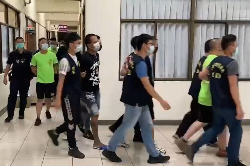 ▲台南市中西區西羅殿16日廟會活動時，新北及彰化兩派進香信眾因停車糾紛鬥毆，混亂中有人對空鳴槍，警方訊後將13人移送檢方偵辦。（讀者提供）中央社記者楊思瑞台南傳真 111年7月17日