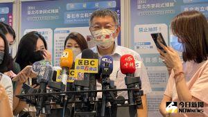 談論民進黨台北市長參選人陳時中的競選團隊,台北市長柯文哲17日表示,有些人找進去是為了讓他不亂講話,至於是針對誰?柯文哲則笑笑不願回應。 ▲談論民進黨台北市長參選人陳時中的競選團隊,台北市長柯文哲17日表示,有些人找進去是為了讓他不亂講話,至於是針對誰?柯文哲則笑笑不願回應。(圖/記者丁上程攝,2022.07.17)