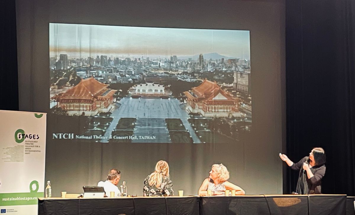 ▲兩廳院藝術副總監施馨媛（右一）獲邀於亞維儂藝術節永續劇場聯盟記者會，分享場館永續經營理念。（圖／兩廳院提供）