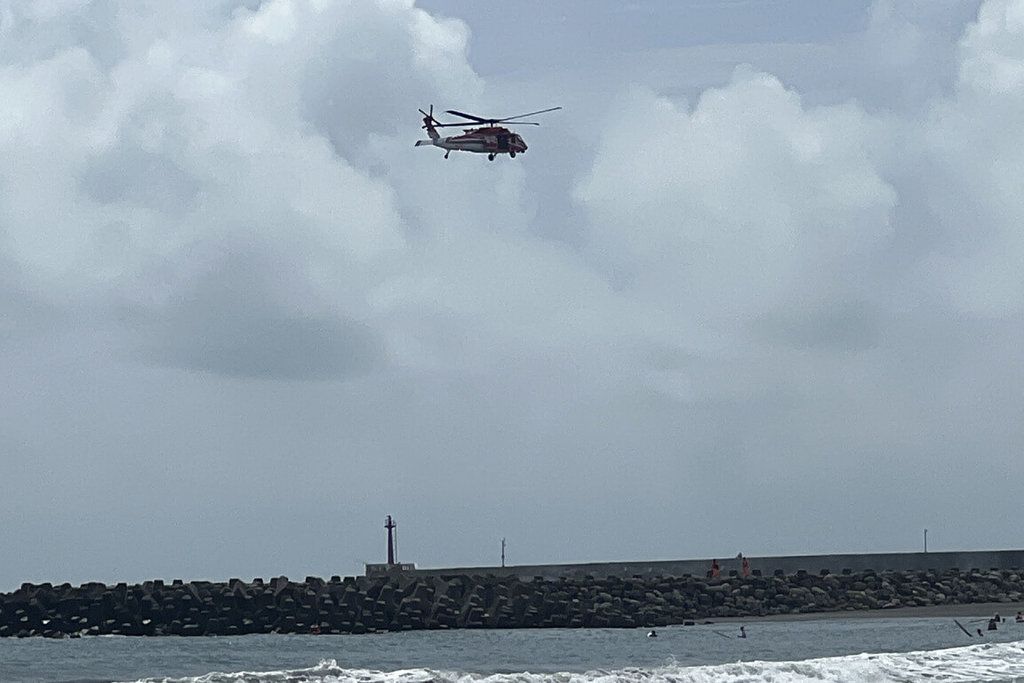 ▲21歲王姓男大學生15日下午到台南市安平區漁光島戲水被海浪沖走，遺體17日上午在安平漁港紅燈塔外水域被發現。圖為相關單位執行海空搜救。（讀者提供）中央社記者楊思瑞台南傳真 111年7月17日