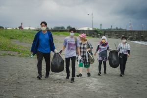 ▲高雄市政府青年局志工團清除沙灘垃圾，為愛護地球盡一份心力。(圖／高市青年局提供)