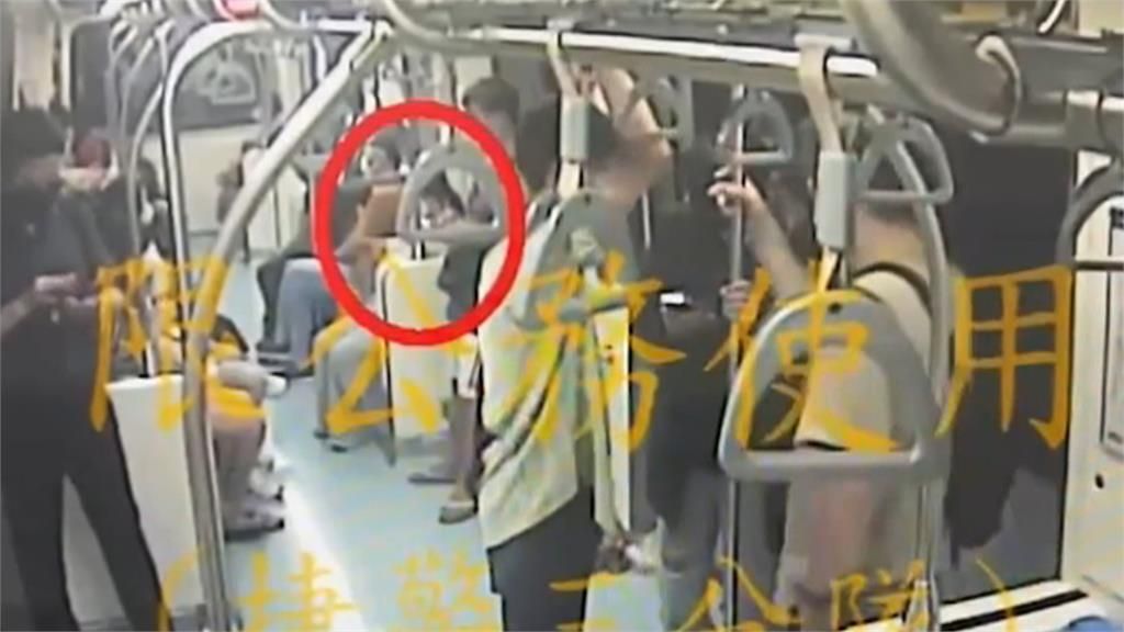 ▲北市一名男子在捷運偷拍女乘客胸部照，被逮辯稱是在「拍飛機」。（圖／翻攝畫面）