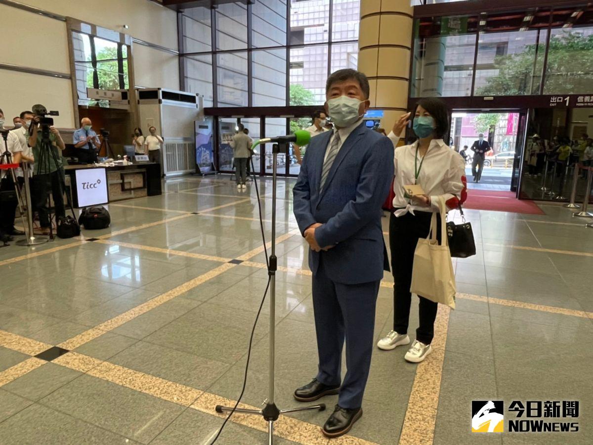 ▲陳時中表示，自己換下皮底的鞋子，穿上膠底新鞋，因為要開始走出辦公室，全市跑透透了。（圖／記者黃宣尹攝，2022.07.17）