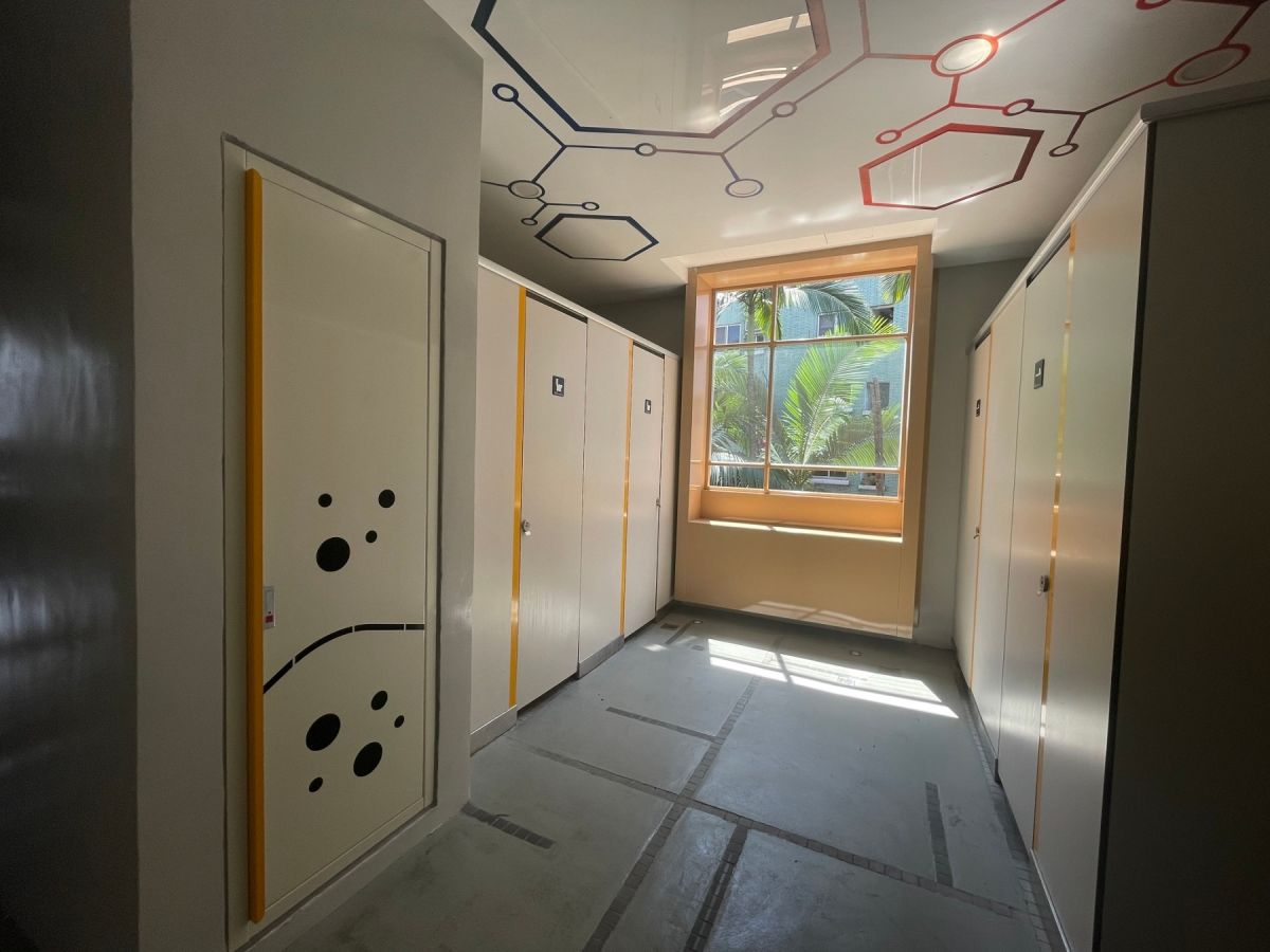 ▲宜蘭縣國華國中整修的西側廁所，融入學校數理課程特色，天花板有化學式圖案。（圖／教育部提供）