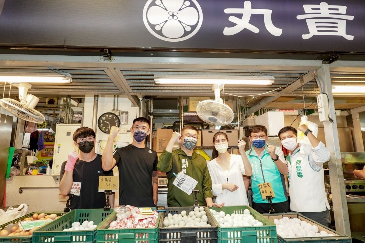 ▲民進黨台中市長參選人蔡其昌，在立法委員黃國書、建國市場自治會會長蔡鈴欽、議員鄭功進等人陪同下前往建國市場拜訪攤商(圖／柳榮俊攝2022.7.17)