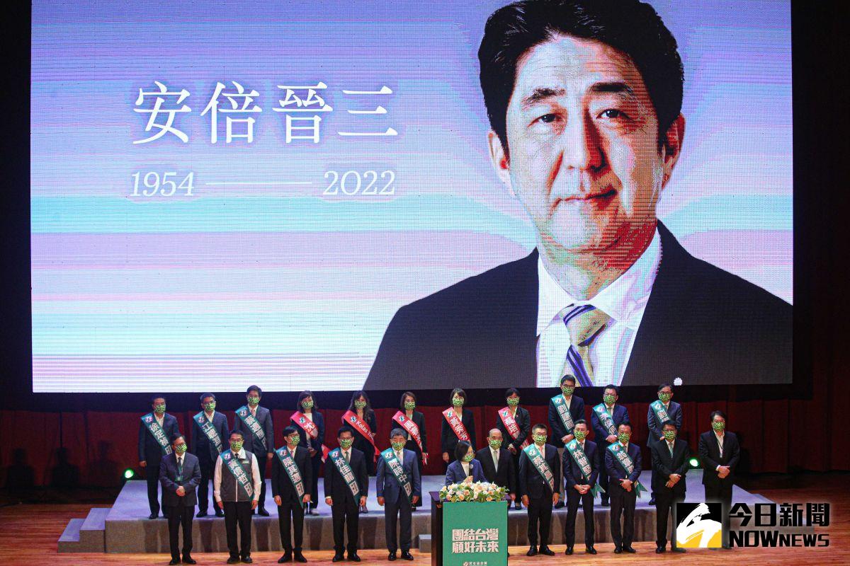 ▲日本前首相安倍晉三遇刺後，去年民進黨全代會曾集體哀悼。（資料照／記者葉政勳攝 , 2022.07.17）