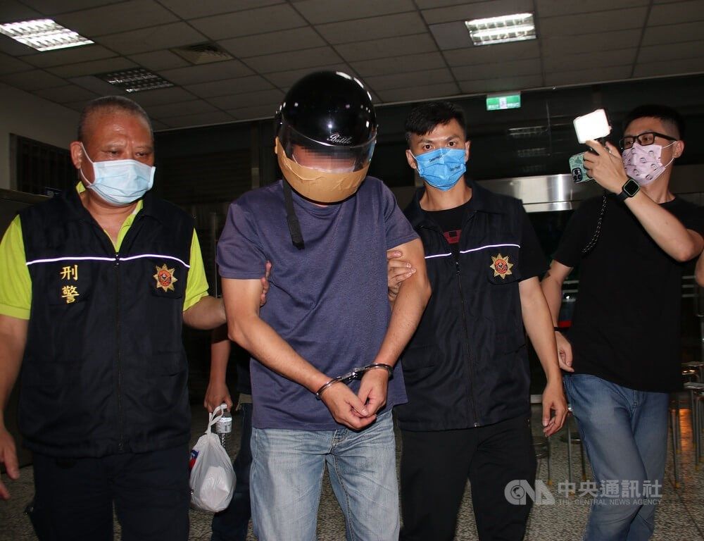 ▲南投康建生技公司槍擊案，警方15日在台中逮捕凶嫌李鴻淵（左2），晚間訊後移送南投地檢署，李鴻淵面對媒體詢問，不發一語。（圖／中央社記者蕭博陽南投縣攝 111年7月15日）