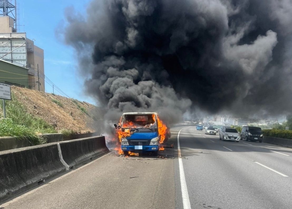▲國道1號苗栗路段南下115.6公里處，今（17）日下午驚傳一起火燒車事故，火舌濃煙竄天，幸好駕駛及時逃生沒有受傷。（圖／翻攝自記者爆料網）