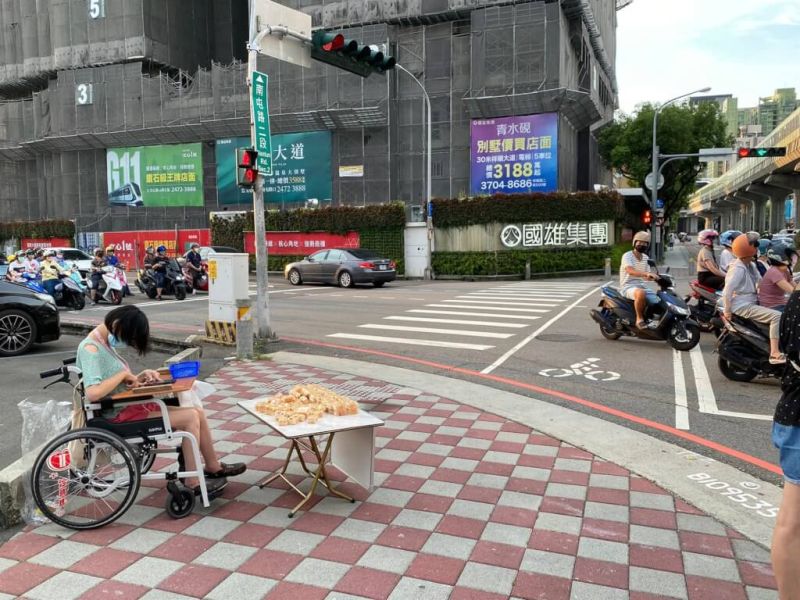 ▲台中市南屯路與文心路口有一名腦麻女子販售沙琪瑪，民眾拍下並在網路上呼籲大家捧場打氣。（圖／取自facebook.com/chtvin）