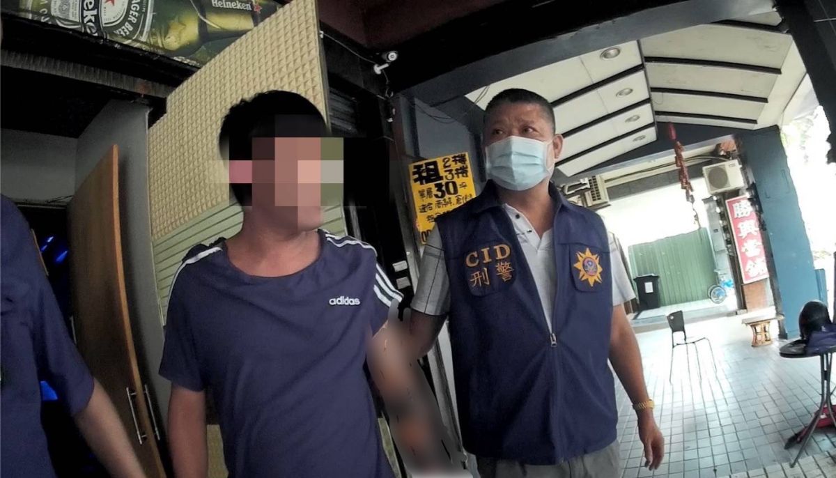 ▲林姓男子敬酒遭冷眼與對方起口角，從店內拉扯到店外，原本雙方僅依違反社維法函送裁處，林男卻因謊報兄長資料，又遭警方追加偽造文書罪嫌送辦。（圖／記者郭凱杰翻攝）