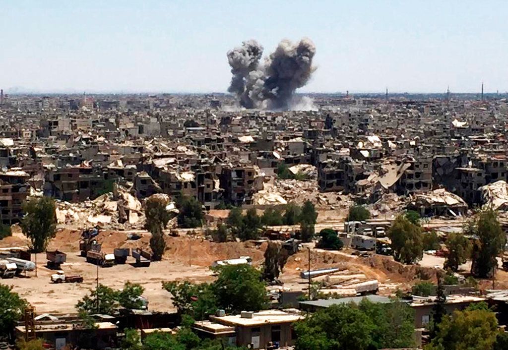 ▲敘利亞哈賈拉斯瓦德區2018年經歷一場驅逐聖戰分子的行動後淪為鬼城，隨著成龍監製、頌揚中國當局撤僑的劇情片「家園行動」來此取景，如今又恢復人聲鼎沸。（圖／美聯社／達志影像）