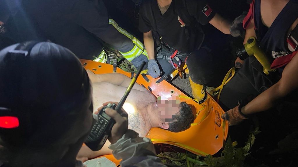 ▲新北市一位40歲孫姓男子，12日騎車出門行經北宜公路時，不慎自摔跌落約200公尺深的山谷。失蹤4天後才被警消人員發現，但奇蹟似僅受到輕傷。（圖／翻攝畫面）