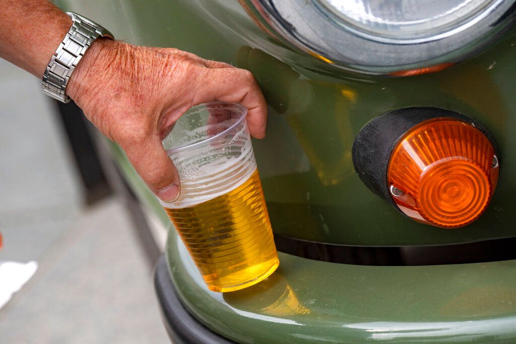 ▲俄烏戰爭影響下，德國葵花油短缺，慕尼黑一家酒吧決定推出「以油換酒」活動，顧客可以用一公升的葵花籽油換取一公升的啤酒。（圖／美聯社）