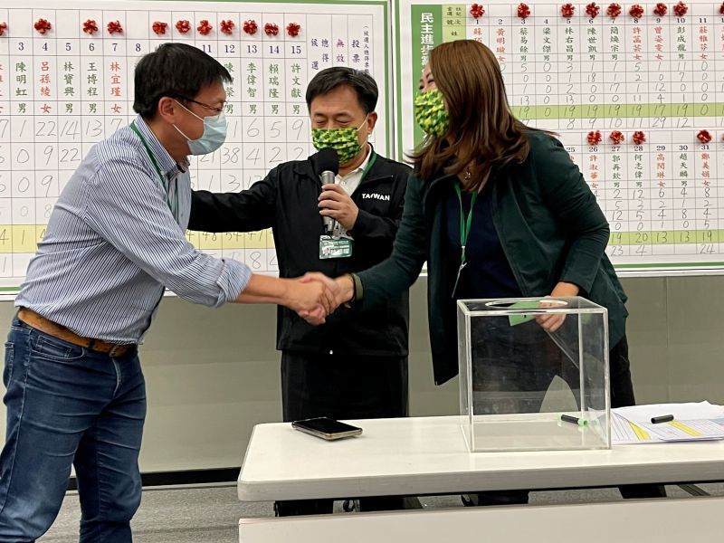 ▲高閔琳抽到象徵當選的1號，趙天麟也在現場給予祝福。（圖／記者王敏旭攝，2022.07.17）