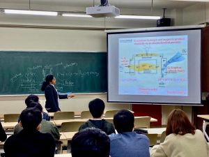 ▲吉塔研究領域為新興的微生物燃料電池技術，圖為吉塔授課情形。（圖／移民署提供）