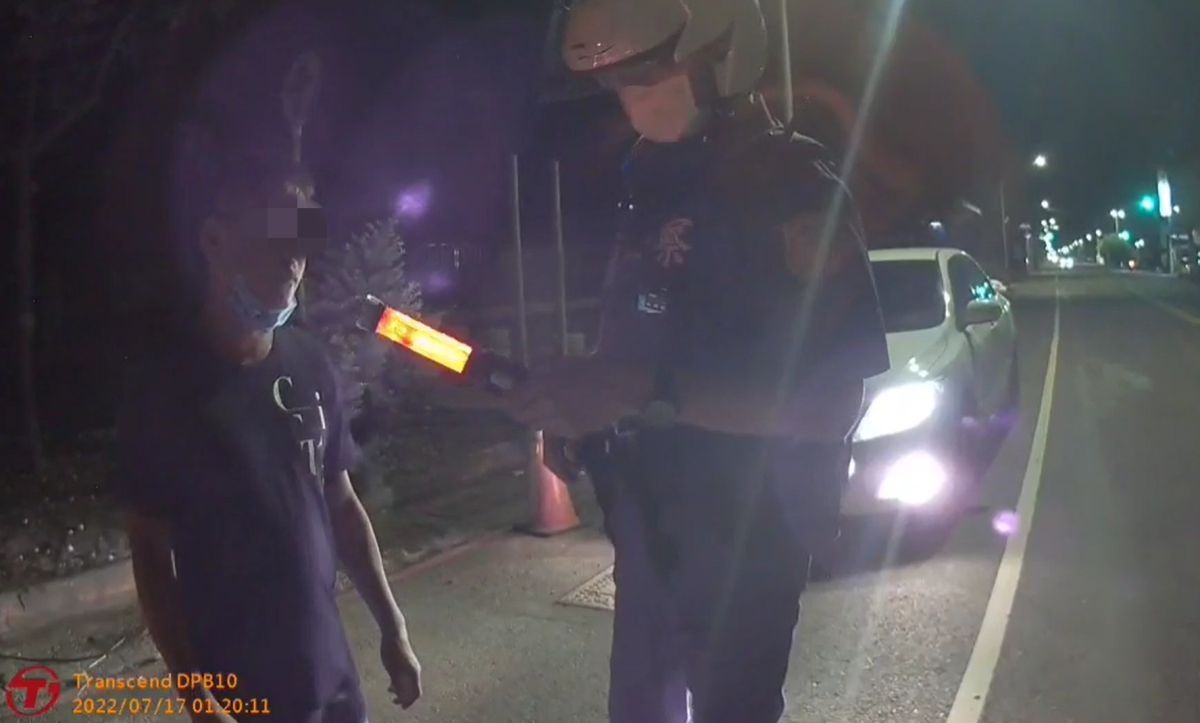 ▲蔡男下車後滿身的酒味，員警立即實施酒測。（圖／記者郭凱杰翻攝）