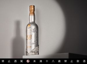 ▲白金瓶身流暢細膩，搭配金色的字體與標誌，白金地位表露無遺。（圖／品牌提供）