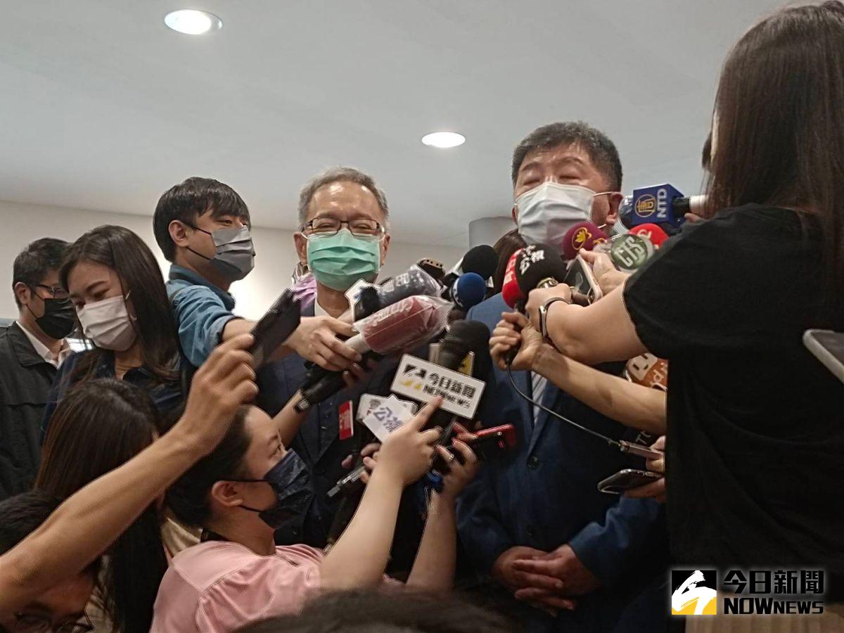 ▲今（18）日衛福部舉行部長交接典禮，卸任部長陳時中分享心情，原先還想忍住不流淚，但最終還是怕忍不住因此準備手帕。（圖／記者王嘉鴻攝，2022.07.18）