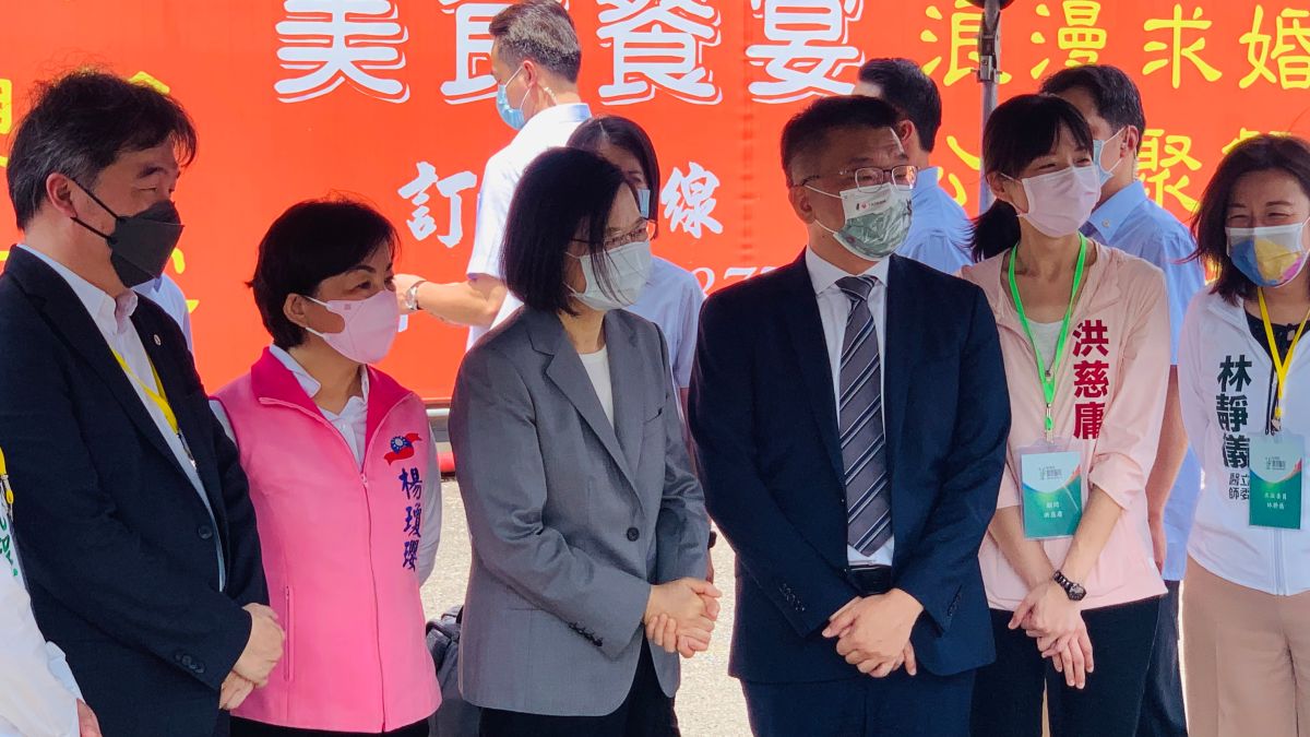 ▲王必勝（左一）上午遠離風暴核心，陪總統蔡英文到台中視察住宿型長照機構及醫院規畫案。（圖／記者顏幸如攝，2022.07.18）