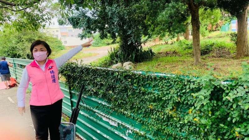 ▲立委楊瓊櫻指著豐原醫院后里分院用地，強調當地交通方便、風景優美，未來有發展成醫學中心的潛能。（圖／記者顏幸如攝，2022.07.18）