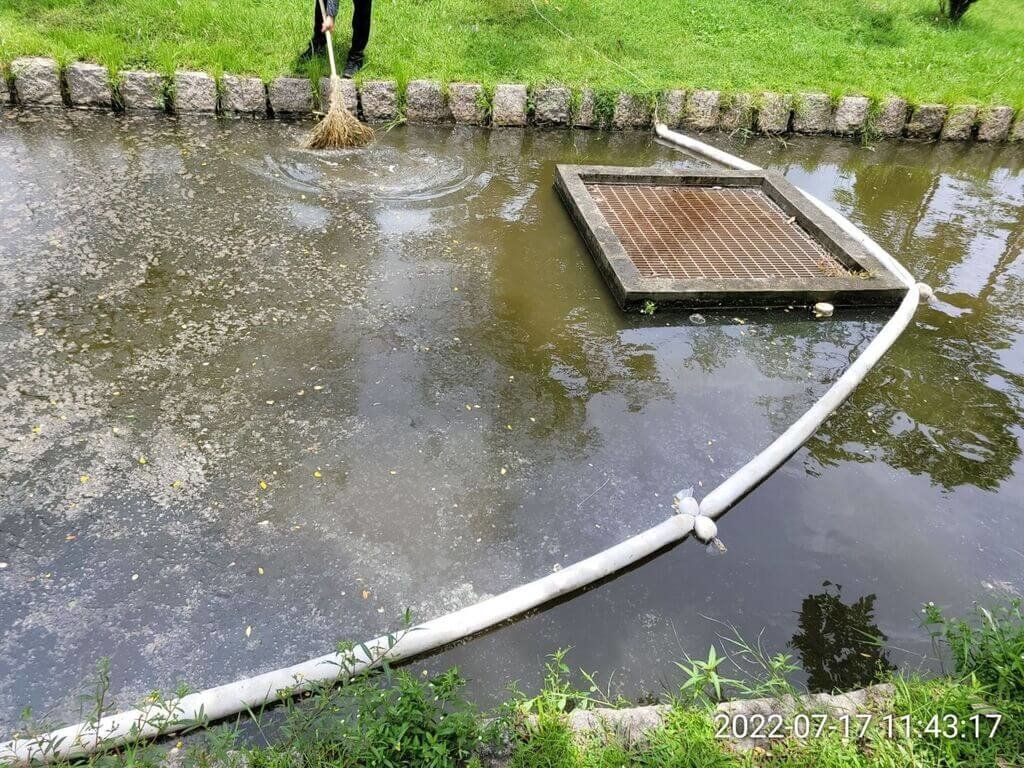 ▲高雄市鳳山區曹公圳及大東濕地公園水池近日被發現水面浮油，市府水利局18日表示，疑因回收水系統改由再生水的逆滲透水測試補注作業造成。（圖／高雄市水利局提供）