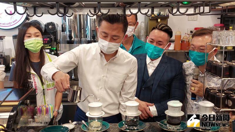 ▲林智堅今天拜訪桃園後站新住民開攝的河粉店，還親手試作越南手沖咖啡。（圖／記者李春台攝，2022.07.18）