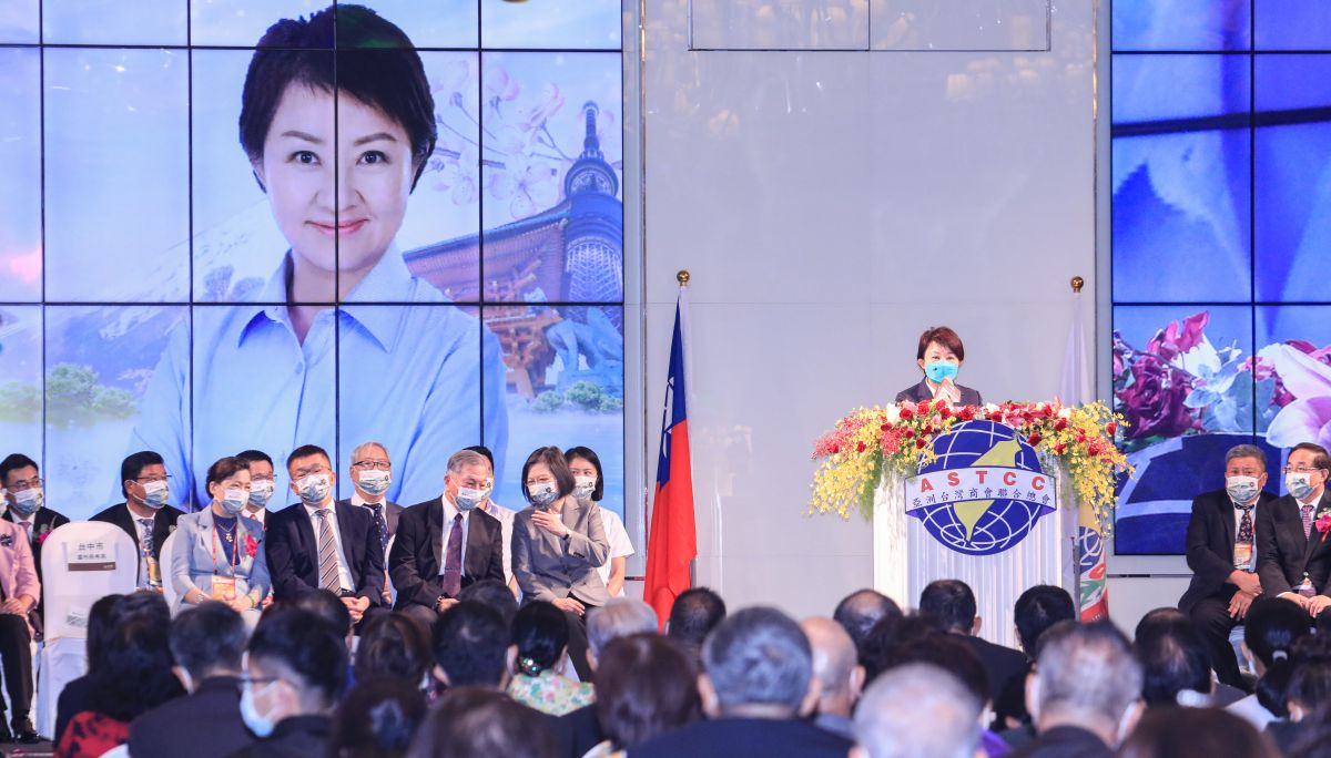 ▲蔡英文、蔡其昌、盧秀燕（致詞者）座位之間都隔著一人，台上幾乎零互動。（圖／台中市政府提供，2022.07.18）