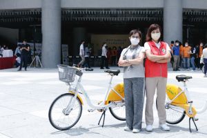 ▲沈慧虹也會騎著Youbike穿梭在新竹市。（圖／沈慧虹團隊提供）